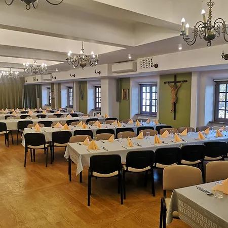 Centrum Dialogu Kultur 호텔 *